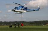 5G6H3158: Foto: Nad hlavami hasičů ve čtvrtek létal vrtulník, cvičili plnění jeho vaku
