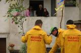 5G6H3566: Foto: Ženy v Močovicích vyhlížely hasiče, ti jim postavili březové májky
