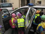 pol1101: Děti z Mateřské školy Uhlířské Janovice zavítaly na tamní policejní oddělení