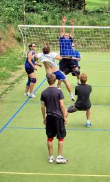 kacov135: Šestý ročník volejbalového turnaje pro sebe rozhodli těsným vítězstvím ve finále Tlukani