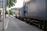 5G6H4093: Foto: Srpnová realita v Kutné Hoře - hustý provoz, kamiony a ucpané kruháky
