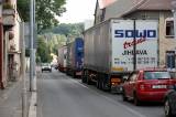 5G6H4096: Foto: Srpnová realita v Kutné Hoře - hustý provoz, kamiony a ucpané kruháky