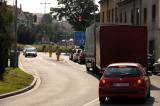 5G6H4099: Foto: Srpnová realita v Kutné Hoře - hustý provoz, kamiony a ucpané kruháky