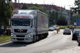 5G6H4110: Foto: Srpnová realita v Kutné Hoře - hustý provoz, kamiony a ucpané kruháky