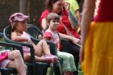 5G6H5908: Foto: Děti se v parku "U Tří pávů" vypravily s Divadélkem Kůzle na výlet