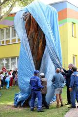 5G6H5282: Na mateřskou školu Pohádka dohlíží drak z dílny sochaře Andreje Németha