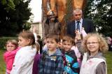 5G6H5340: Na mateřskou školu Pohádka dohlíží drak z dílny sochaře Andreje Németha