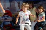 5G6H8940: Foto: Na Žižkově vyrostlo pohádkové městečko, děti se pořádně vyřádily