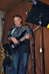 DSC_0244: Foto: Posvícenskou husu ve Zbyslavi vyfouknul sálu kytarista skupiny GEM!