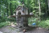 kapl100: Arciděkan Jan Uhlíř opětovně vysvětí obnovenou kapličku v lese Na Rovinách