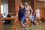 5G6H3484: Martin Švancar, za ním Julius Aufrecht - Kutnohorští basketbalisté o víkendu zvládli domácí zápasy a došli si pro čtyři body