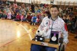 5G6H6783: Stříbrný paralympionik Leoš Lacina navštívil děti v Základní škole Jana Palacha