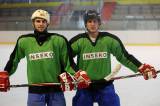 5G6H5469: Foto: Fotbalisté FK Čáslav vyrazili na led, rozdali si to v hokejovém zápase