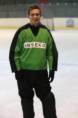 5G6H5470: Foto: Fotbalisté FK Čáslav vyrazili na led, rozdali si to v hokejovém zápase