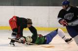 5G6H5504: Foto: Fotbalisté FK Čáslav vyrazili na led, rozdali si to v hokejovém zápase