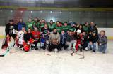 5G6H5630: Foto: Fotbalisté FK Čáslav vyrazili na led, rozdali si to v hokejovém zápase