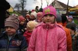 5G6H5842: Foto: Děti z Mateřské školy Masarykova se postaraly pejskům o bohaté Vánoce
