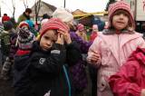 5G6H5845: Foto: Děti z Mateřské školy Masarykova se postaraly pejskům o bohaté Vánoce