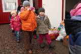 5G6H5853: Foto: Děti z Mateřské školy Masarykova se postaraly pejskům o bohaté Vánoce