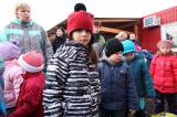 5G6H5877: Foto: Děti z Mateřské školy Masarykova se postaraly pejskům o bohaté Vánoce