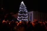 IMG_0677: Foto: Ve Vrdech rozsvítili vánoční stromek, na přítomné po roce dýchla vánoční atmosféra