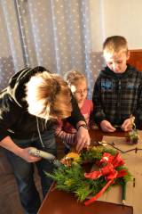 DSC_0485: Foto: Ve zbyslavských Vánočních dílnách vyráběli věnce, zvonečky i čerty