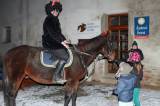 IMG_2979: Foto: V Miskovicích se děti dočkaly opožděné čertovské nadílky, Mikuláš dorazil na koni