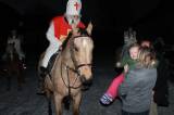 IMG_2986: Foto: V Miskovicích se děti dočkaly opožděné čertovské nadílky, Mikuláš dorazil na koni