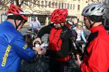 5G6H8632: Foto: Cyklisté si symbolicky připili a jako každý rok vyrazili na Sion