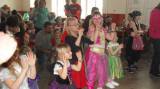 SDC11095_resize: Tupadelské děti s v neděli užily karneval, zahrál si s nimi čaroděj Emča