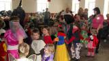 SDC11106_resize: Tupadelské děti s v neděli užily karneval, zahrál si s nimi čaroděj Emča