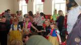 SDC11122_resize: Tupadelské děti s v neděli užily karneval, zahrál si s nimi čaroděj Emča