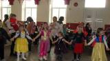 SDC11124_resize: Tupadelské děti s v neděli užily karneval, zahrál si s nimi čaroděj Emča