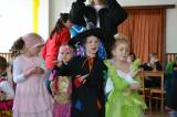 DSC_0036: Děti se ve Vrdech převlékly do masek a zaskotačily si s čarodějem Emčou