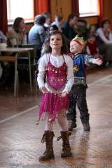 5G6H4445: Foto: Kutnohorskou sokolovnu obsadily děti, užily si tam tradiční karneval