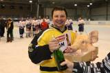 5G6H5680: Foto: Vepřovou hlavu za vítězství v turnaji si tentokrát odvezli hokejisté z Křečhoře!