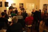 5G6H0259: V kutnohorské kavárně Blues Café v neděli zahrálo St. Johnny Trio
