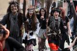 5G6H6938: Foto: Kosmetičky v úterý vyrazily do ulic Kutné Hory, zvaly na slet čarodějnic