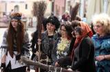 5G6H6967: Foto: Kosmetičky v úterý vyrazily do ulic Kutné Hory, zvaly na slet čarodějnic