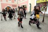 5G6H7029: Foto: Kosmetičky v úterý vyrazily do ulic Kutné Hory, zvaly na slet čarodějnic