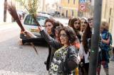 5G6H7073: Foto: Kosmetičky v úterý vyrazily do ulic Kutné Hory, zvaly na slet čarodějnic