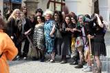 5G6H7114: Foto: Kosmetičky v úterý vyrazily do ulic Kutné Hory, zvaly na slet čarodějnic