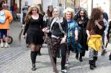 5G6H7117: Foto: Kosmetičky v úterý vyrazily do ulic Kutné Hory, zvaly na slet čarodějnic