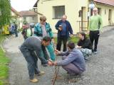 P1350916: Foto, video: Ve Vodrantech stavěli máj dvakrát, při nočním řezání přistihli hochy z Močovic