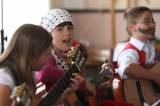 5G6H1077: Děti ze ZŠ a MŠ Křesetice vystoupily s pásmem scének, písniček i říkanek "Dokud se zpívá..."