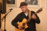 5g6h7310: V kavárně Blues Café zazněly bluesové kytary Juliana Sochy a Milana Konfátera
