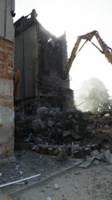 100_1104: Foto: Čáslav přišla o jednu vysokou budovu, k zemi se poroučelo "silo" u nádraží