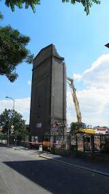 100_1109: Foto: Čáslav přišla o jednu vysokou budovu, k zemi se poroučelo "silo" u nádraží