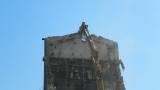 100_1121: Foto: Čáslav přišla o jednu vysokou budovu, k zemi se poroučelo "silo" u nádraží