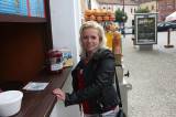 5g6h9228: Jiří Krampol ochutnal zmrzlinu v Čipítu na Palackého náměstí v Kutné Hoře